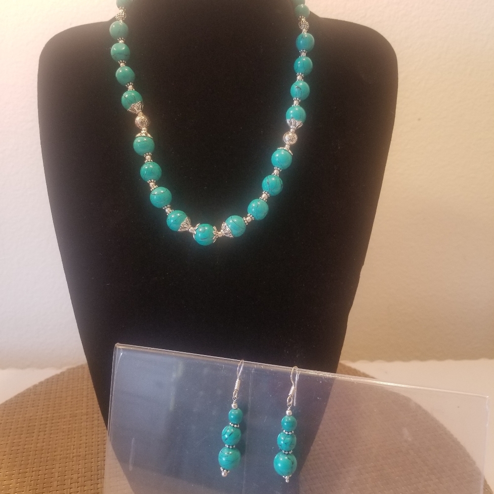 Attractive Necklace & Earrings Set